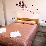 Butterfly In Suna With Garage Apartment Verbania